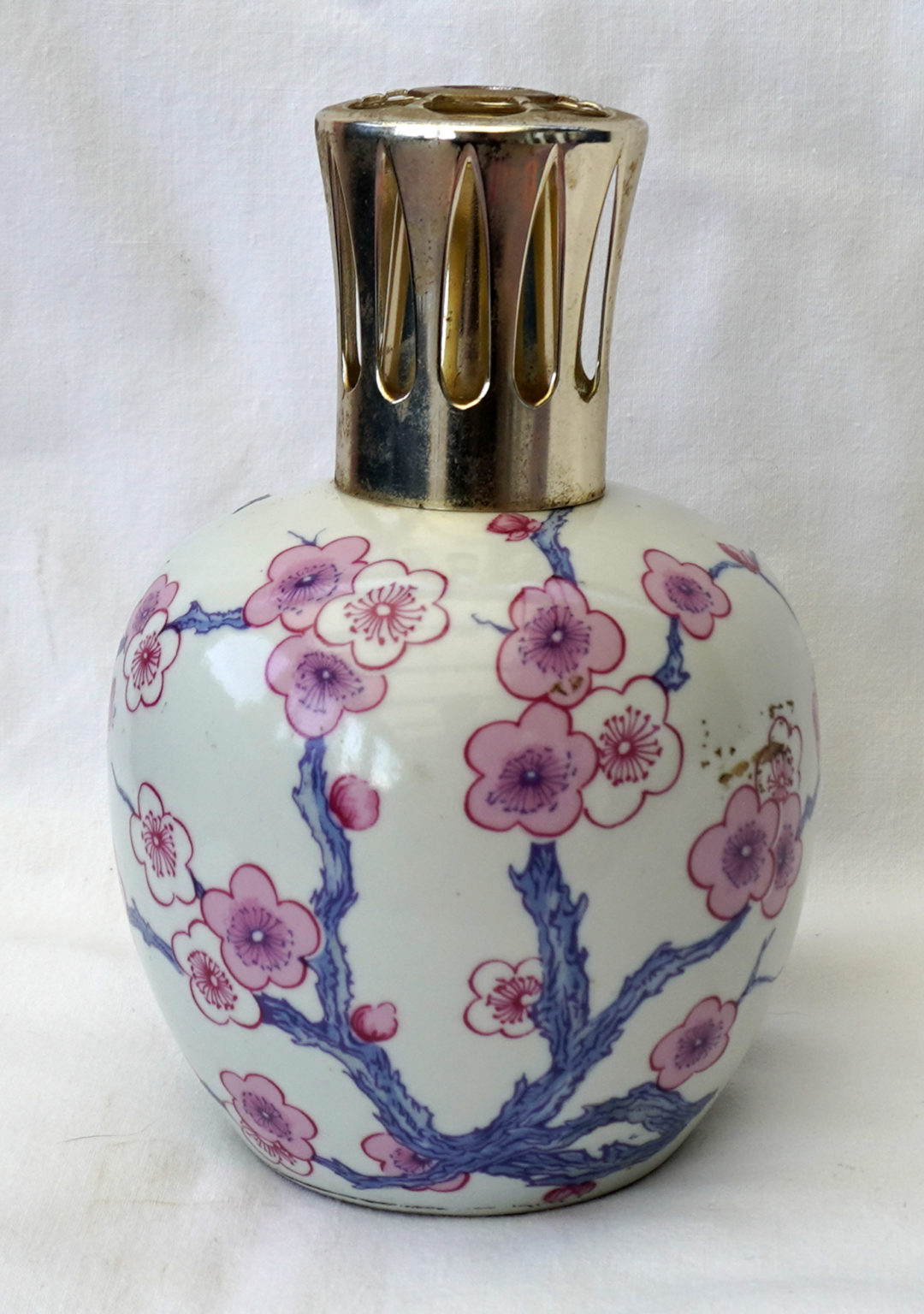 Lampe Berger en porcelaine décorée de motifs floraux - Collection